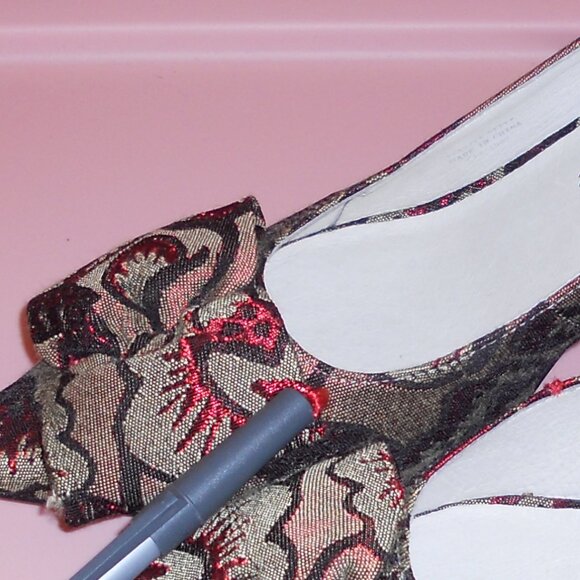 Bettye Muller 7M Brocade High Heels Red Olive Pointy Toe Pumps - Picture 8 of 9